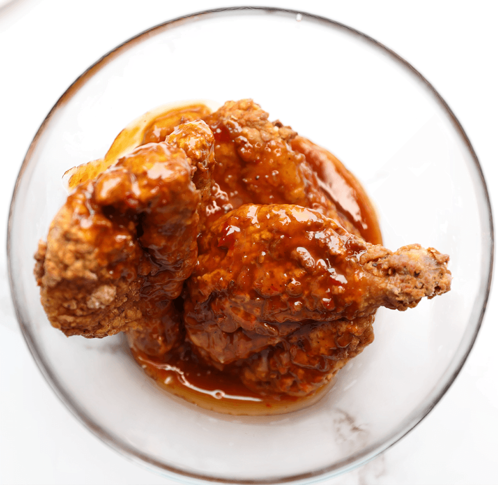 Als je van een plakkerige saus houdt: Verwarm de chilisaus samen met de honing, ketjap manis en sambal in een pan tot het bijna kookt. Voeg de plakkerige saus toe aan de kip en meng goed.