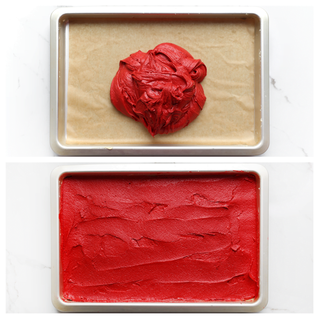 Verdeel het red velvet browniebeslag gelijkmatig over een bakplaat met bakpapier.