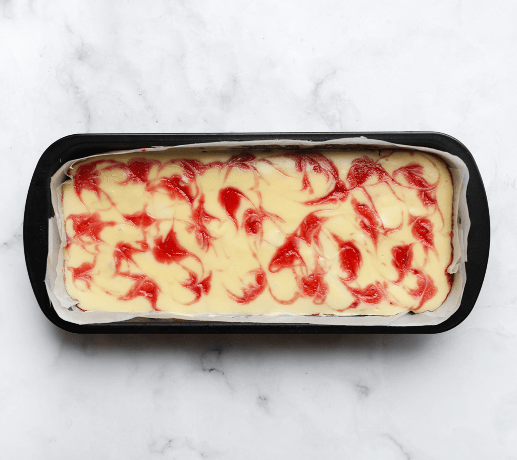 Zet de aardbeien-cheesecake in een voorverwarmde oven op 125 ℃ en bak gedurende 45 minuten, of totdat de zijkanten stevig zijn en het midden nog lichtjes wiebelt. Schakel de oven uit en laat de cheesecake 1 uur in de oven liggen. Dit voorkomt dat de cheesecake inzakt of scheurt. Bewaar de aardbeiencheesecake, afgedekt, in de koelkast om op te stijven. Het liefst een nachtje.