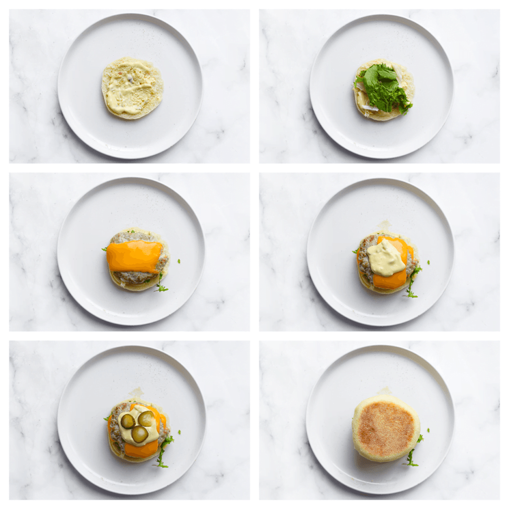 Snijd een broodje doormidden en vul het met een laagje saus, sla, gehaktburger met cheddar kaas, eventueel nog een gehaktburger met cheddar kaas, saus en plakjes augurk. Sluit af met de bovenkant van het broodje.