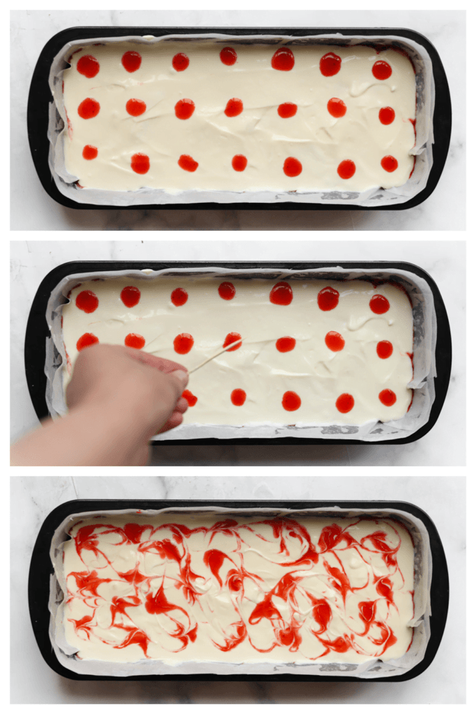 Spuit druppels van het aardbeienmengsel op de cheesecake en ga er met een tandenstoker langs om een marmerpatroon te creëren.