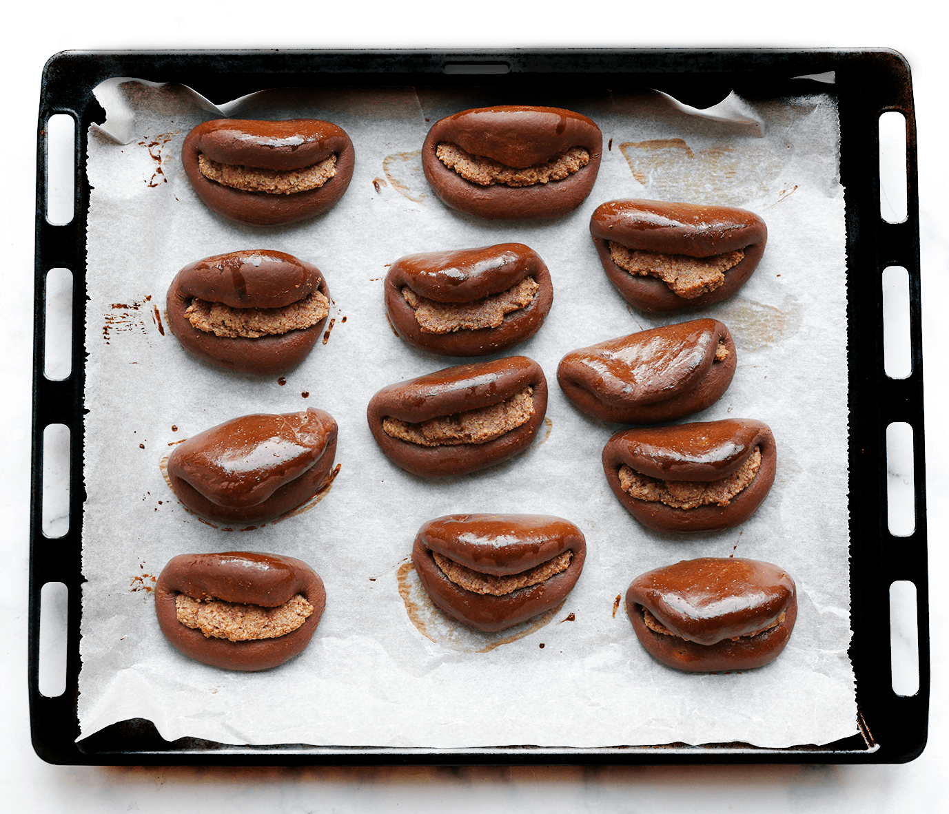 Chocolade pecanbroodjes bakken in de oven