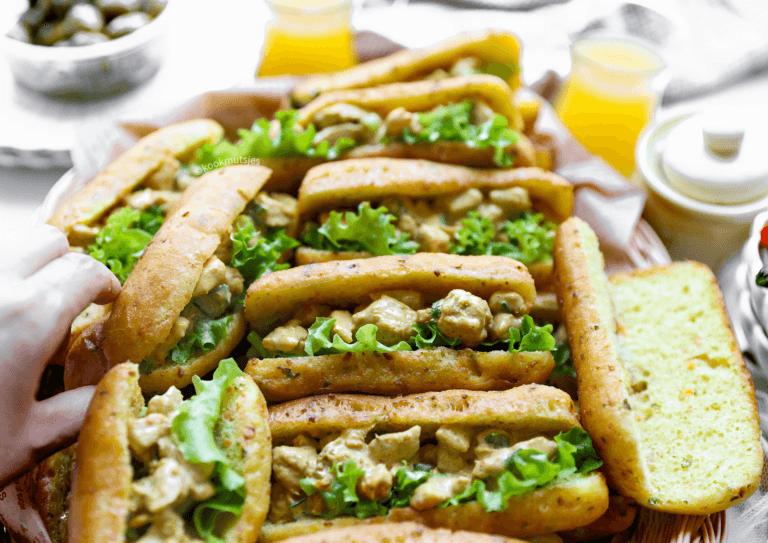 Gebakken broodjes met kipkerrie salade