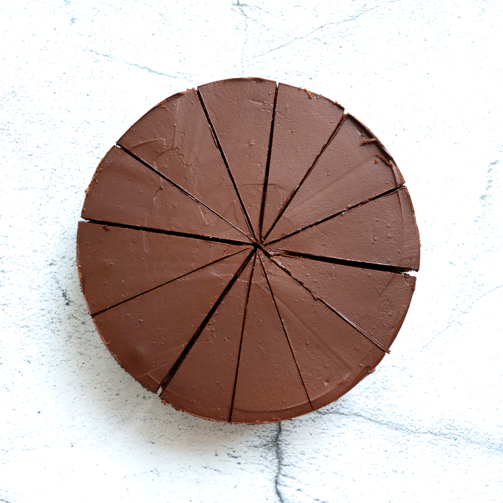 Snijd de chocoladecake in mooie puntjes en garneer naar wens.