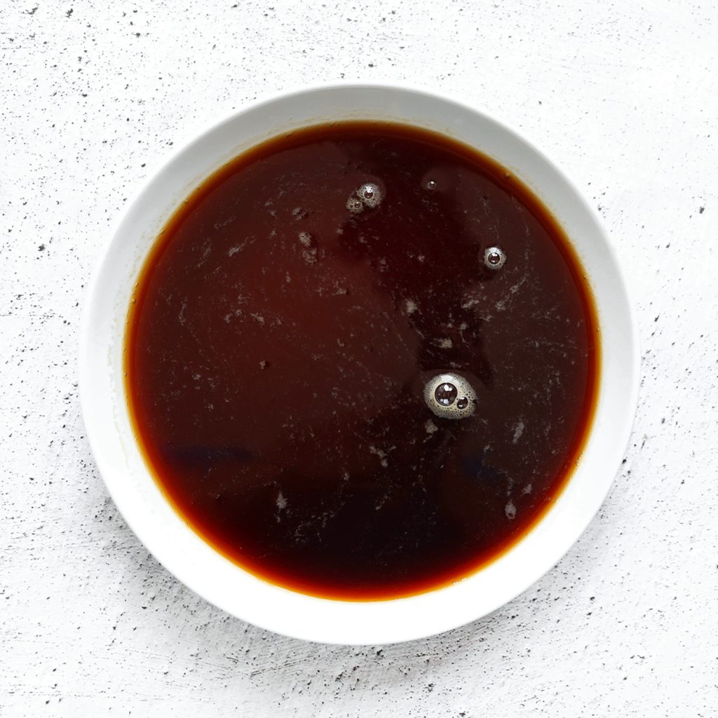 Bereid een kop espresso en giet deze in een kom. Laat de espresso afkoelen.