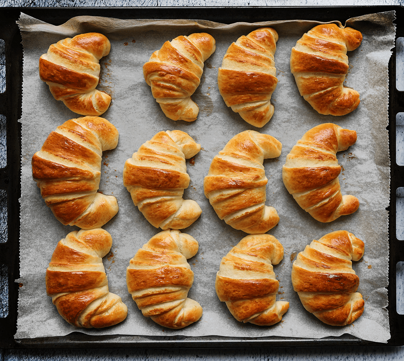 Croissant broodjes goudbruin bakken in de oven