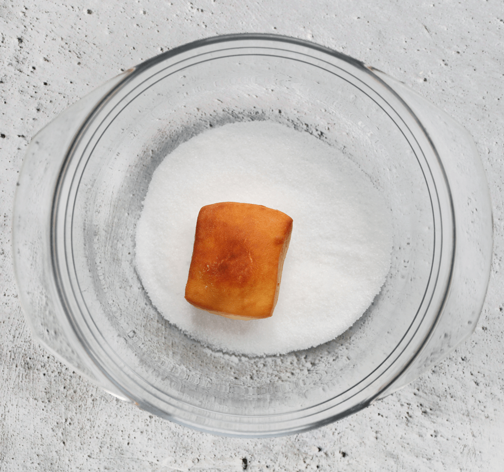 Als je dat lekker vindt, kun je de vanille donuts ook door kristalsuiker halen voordat je ze serveert.
