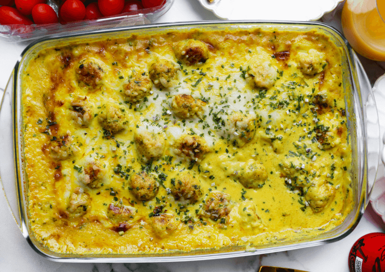 Aardappelschotel met kipgehaktballen in saus