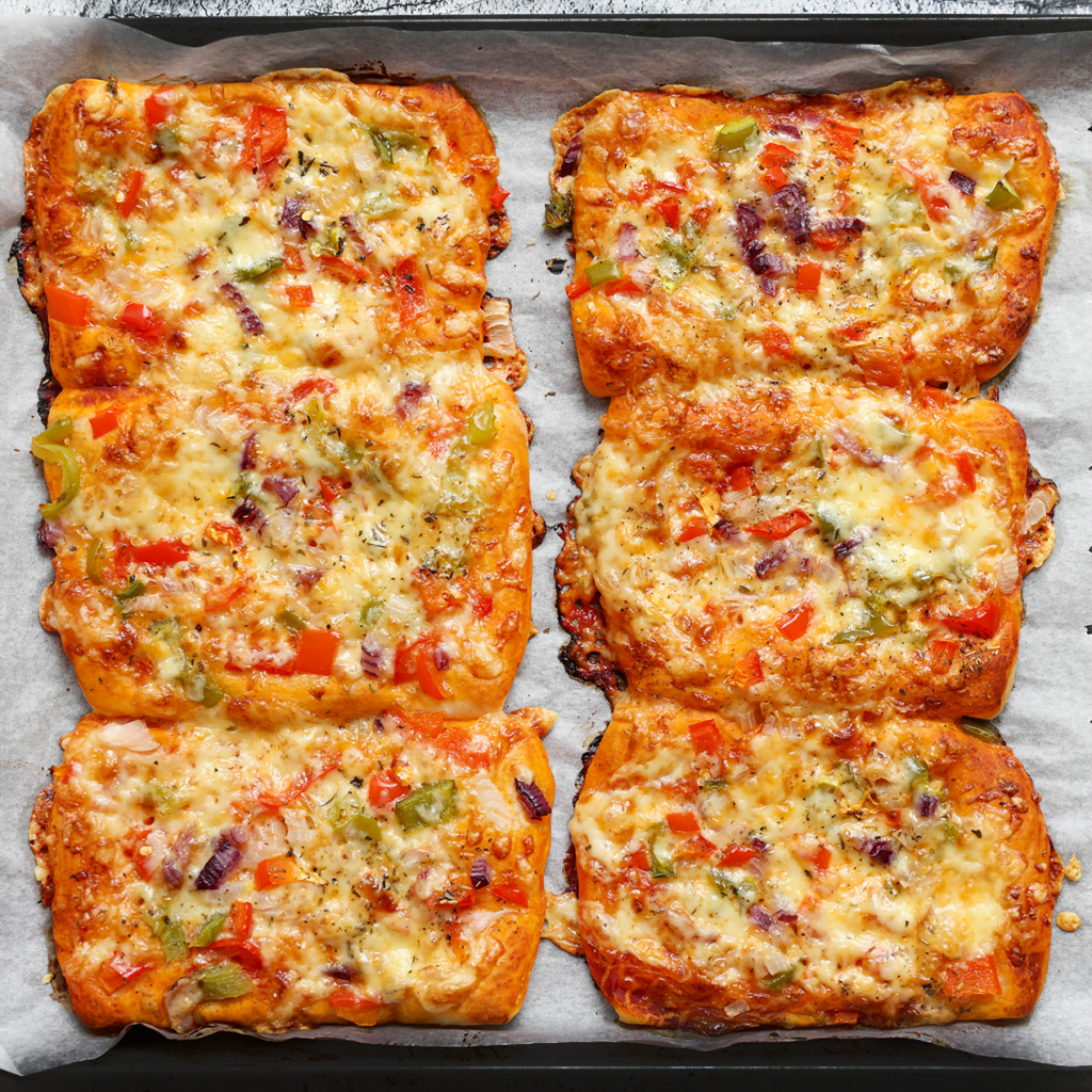 Plaats de groentepizza's in een voorverwarmde oven op 200 ℃. Bak 12-18 minuten, of tot de pizza's mooi goudbruin zijn aan de onderkant.