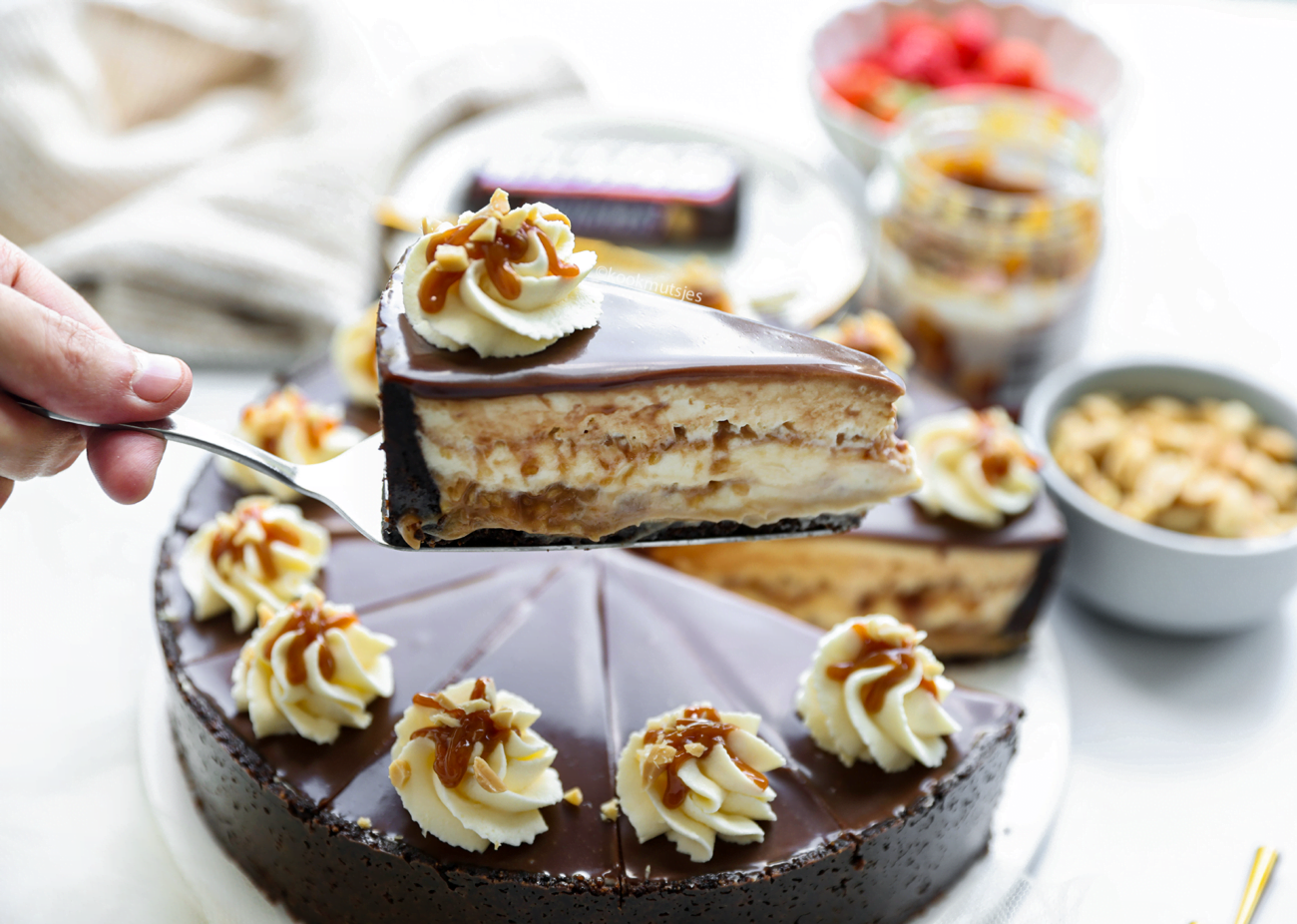 Snickers cheesecake (no bake)