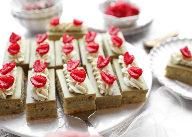 Pistachio Cake with Creamy Filling