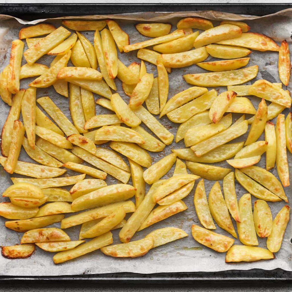 Bak de frietjes in een voorverwarmde oven op 200 ℃ gedurende 30-35 minuten, of totdat ze goudbruin en gaar zijn.