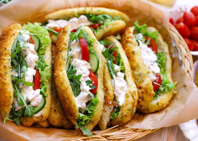 Zachte Knoflookbroodjes met Kipsalade