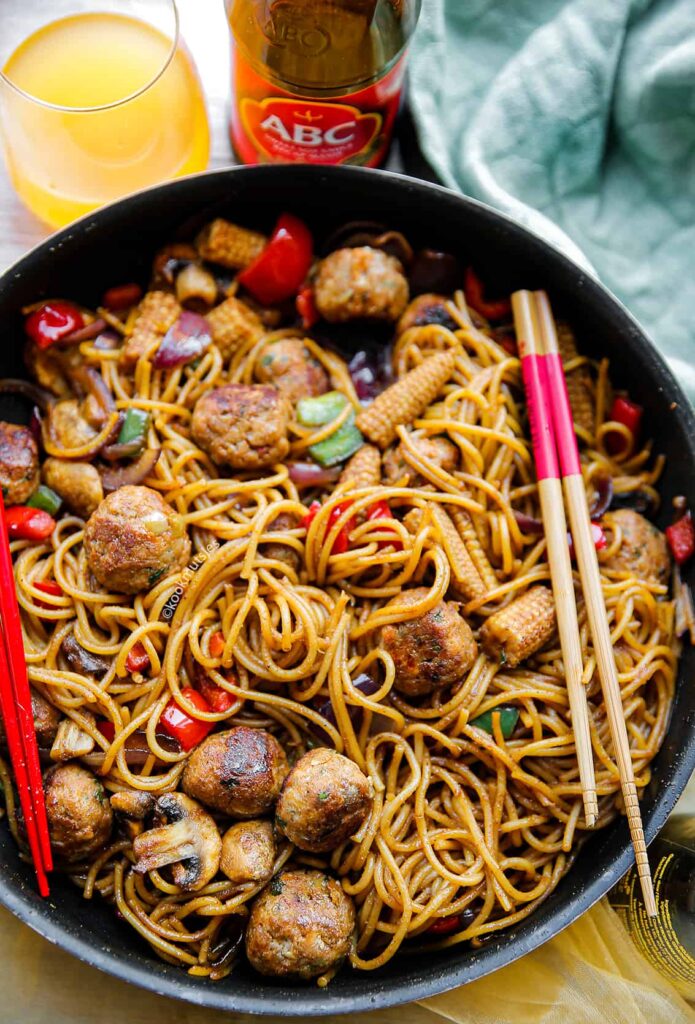 Spaghetti wok met zalmballetjes eindresultaat van Kookmutsjes