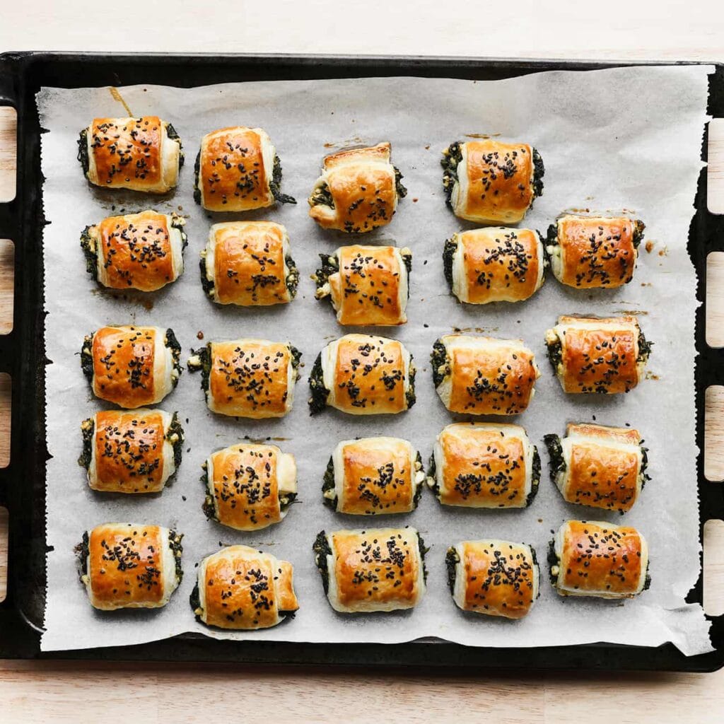 Zet de bladerdeeghapjes met spinazie en feta in een voorverwarmde oven op 200 ℃. Bak 15-20 minuten, of totdat de bladerdeeghapjes mooi goudbruin zijn gekleurd. Houd de baktijd zelf in de gaten, aangezien elke oven anders kan werken.