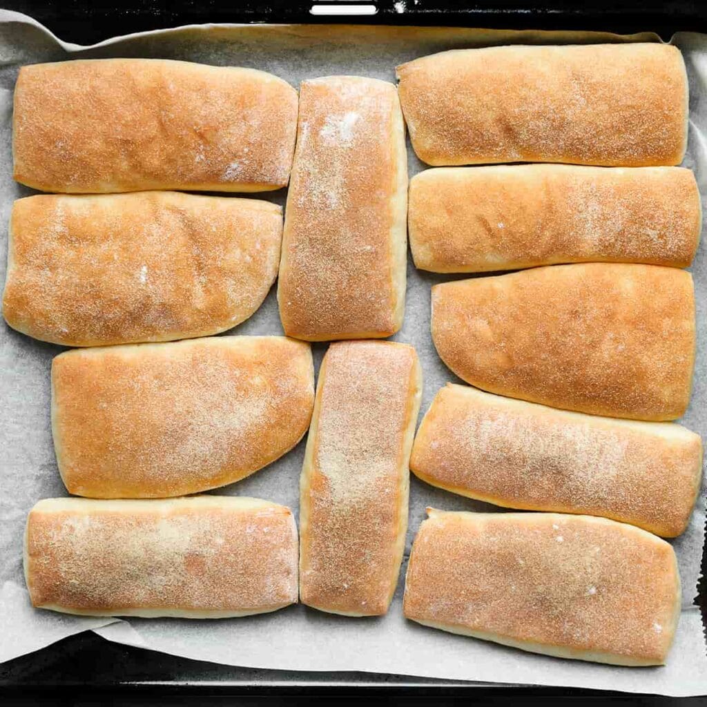 Plaats de broodjes in een voorverwarmde oven op 250 ℃. Bak 8-12 minuten. Houd de baktijd goed in de gaten, aangezien elke oven anders kan werken.