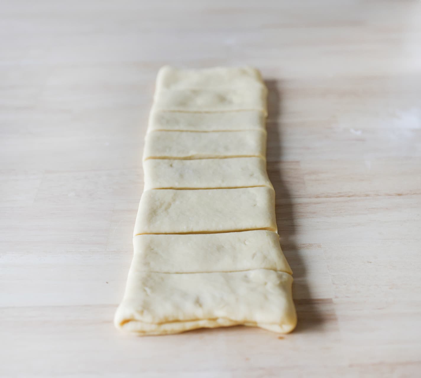 Deeg in stukken snijden