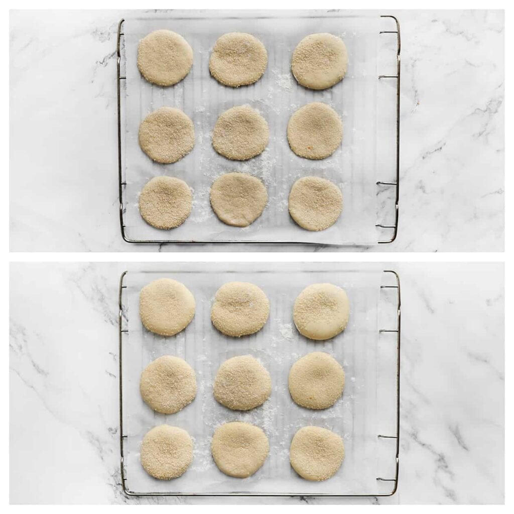 Plaats de broodjes op een bakplaat met bakpapier en laat ze 30 minuten rijzen, of totdat ze in omvang zijn verdubbeld.