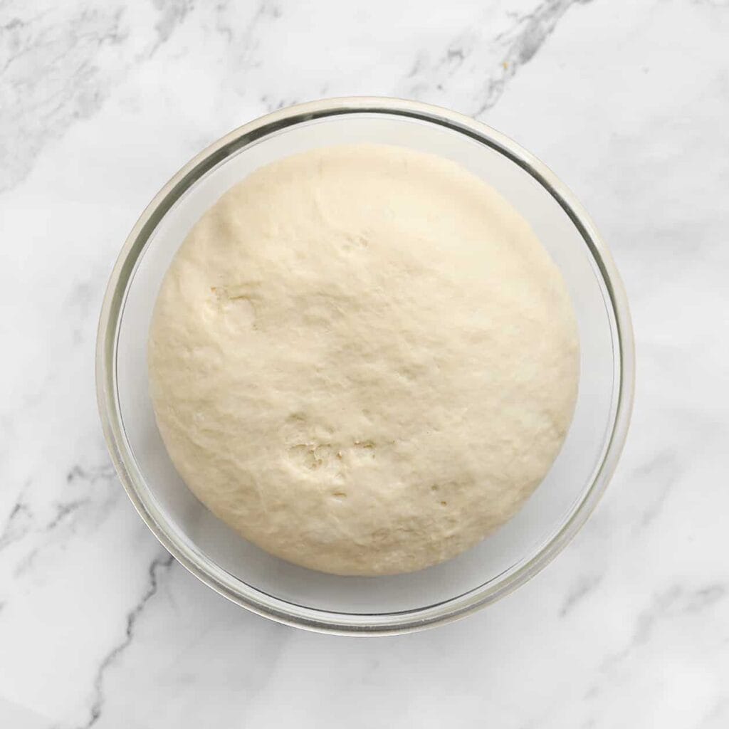 Laat het deeg 1 uur rijzen op een warme plek in huis, of totdat het in omvang is verdubbeld.