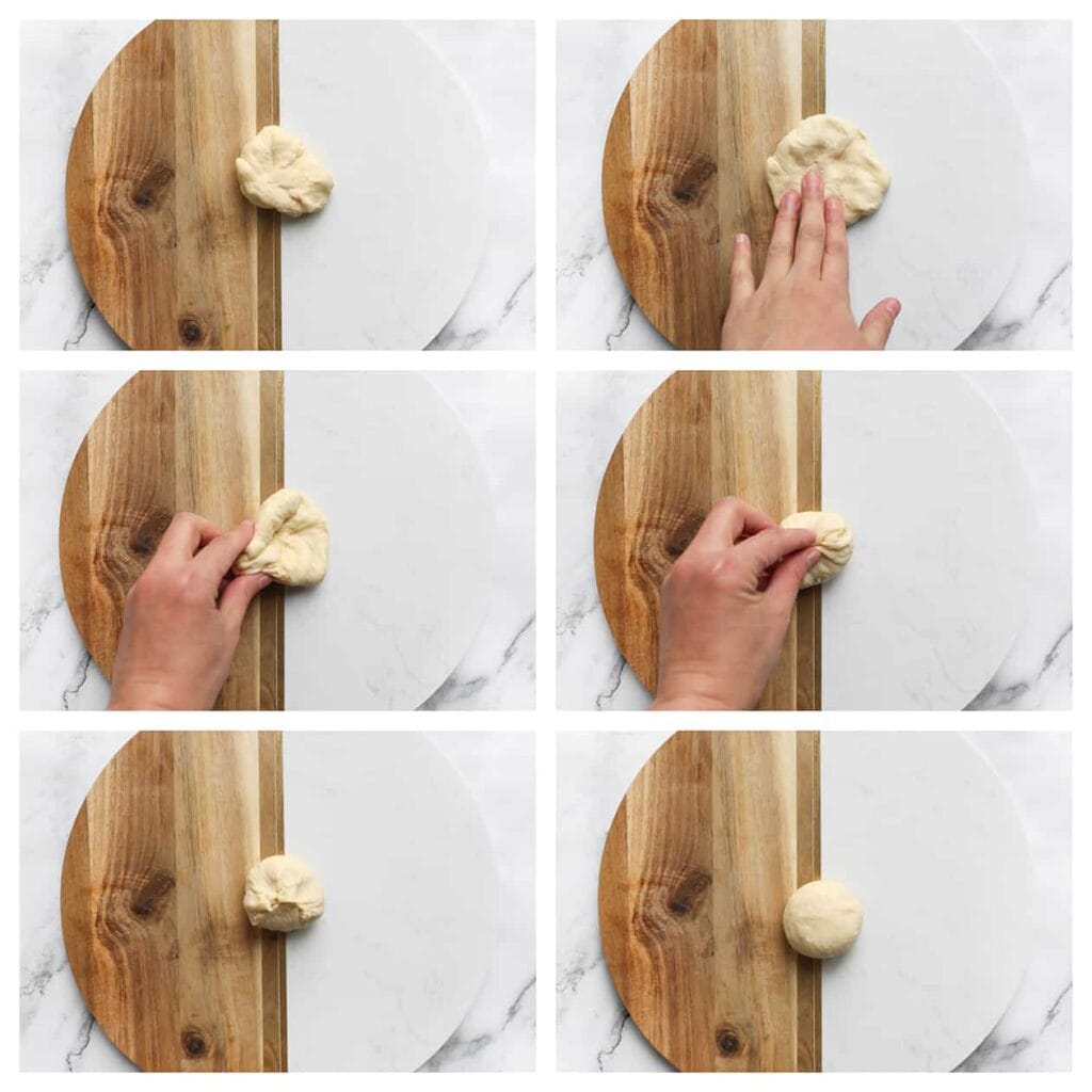 Neem een bolletje deeg en druk het plat met je handen. Vorm het deeg vervolgens tot een ronde bol. Deze techniek zorgt ervoor dat het deeg mooi opbolt tijdens het bakken. Herhaal deze werkwijze voor de overige bolletjes deeg.