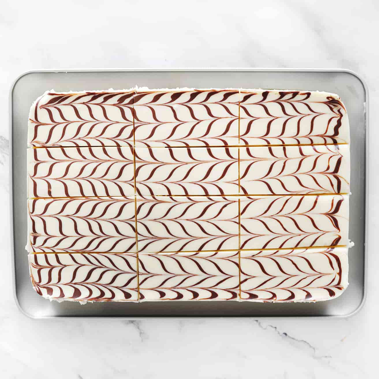 Dessert in stukken snijden