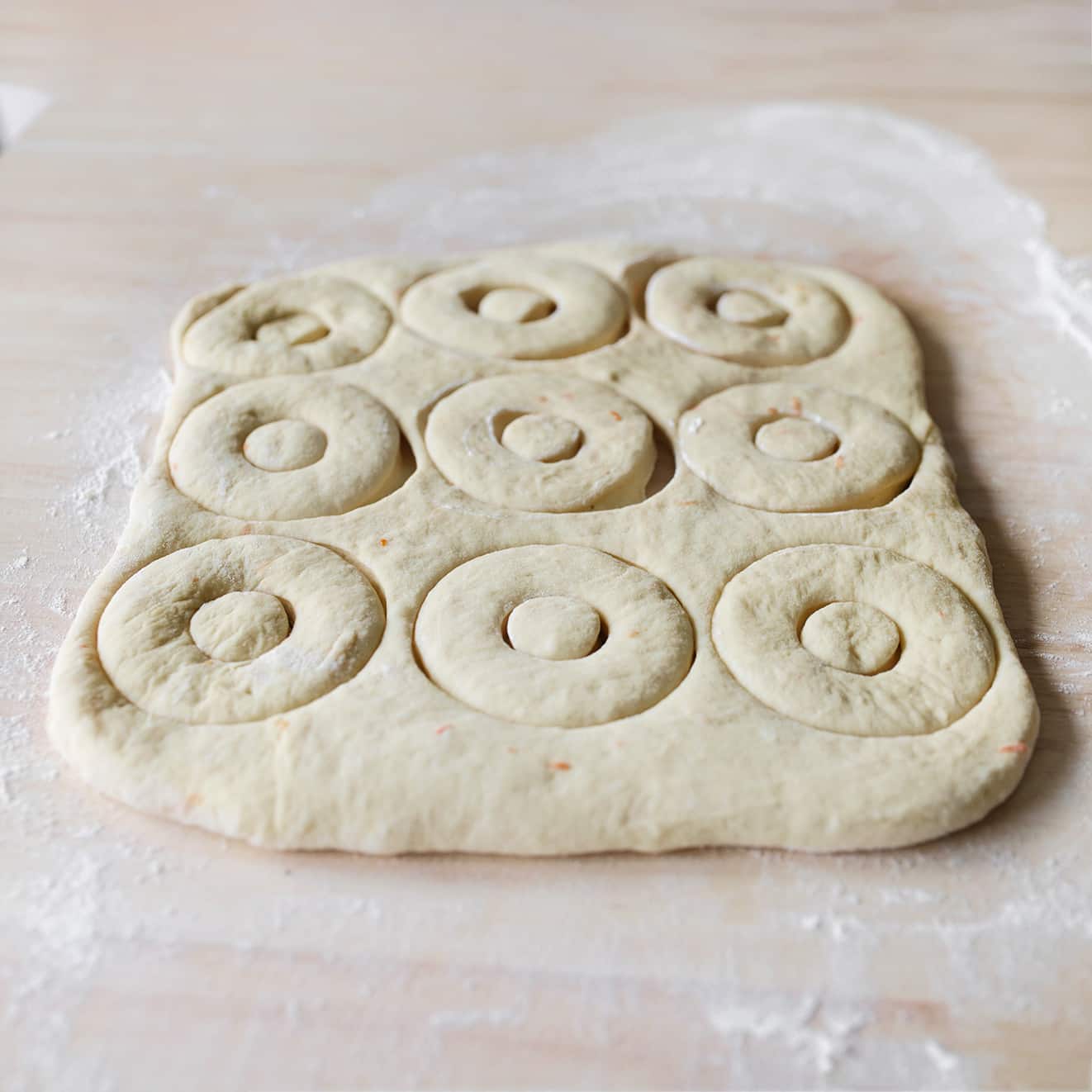 Donutvormpjes uit het deeg halen