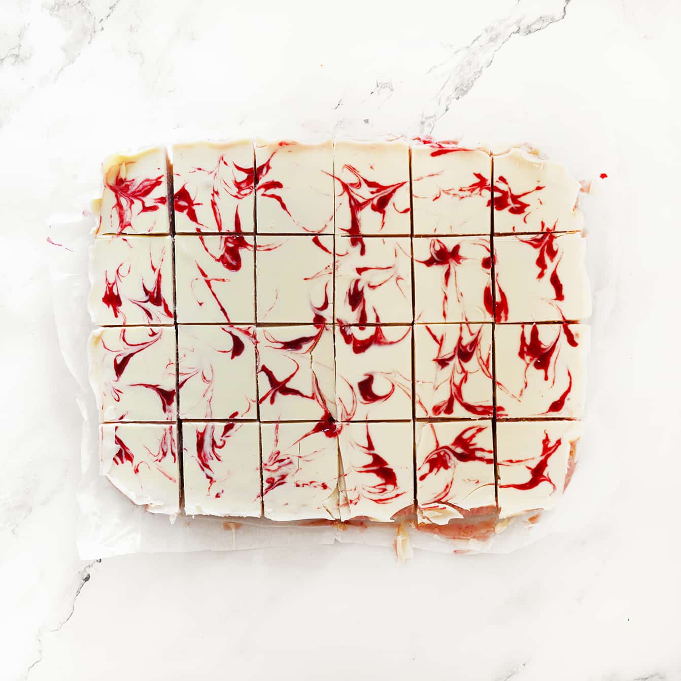 Frambozenkoekjes in stukken snijden