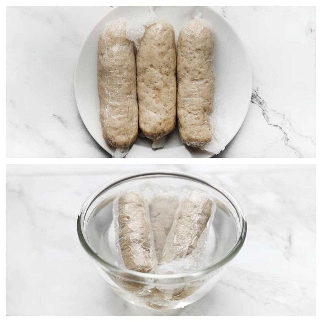 Haal de gekookte grillworsten voorzichtig uit het water en laat ze een paar minuten rusten in ijskoud water voordat je de huishoudfolie verwijdert.