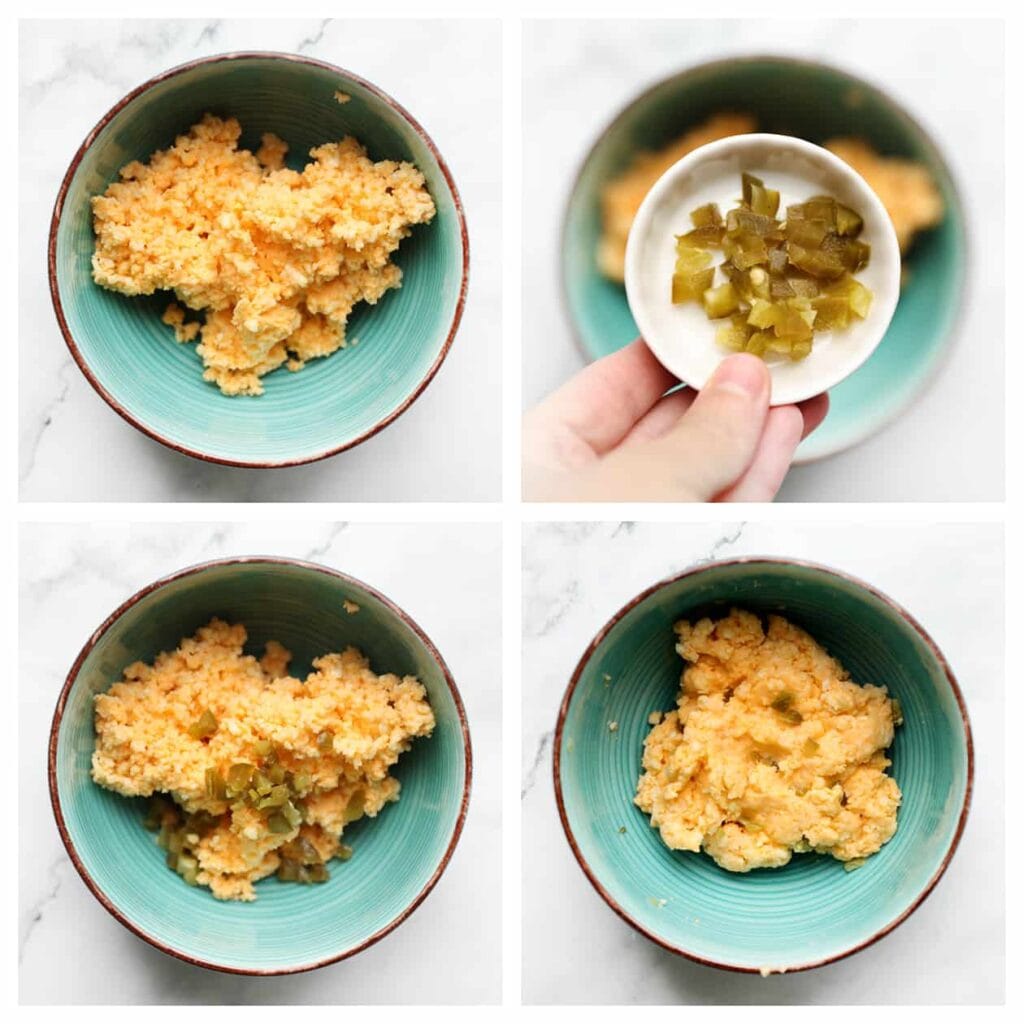 Doe het kaasmengsel in een kom en voeg de stukjes jalapeños toe. Meng alles goed door elkaar.