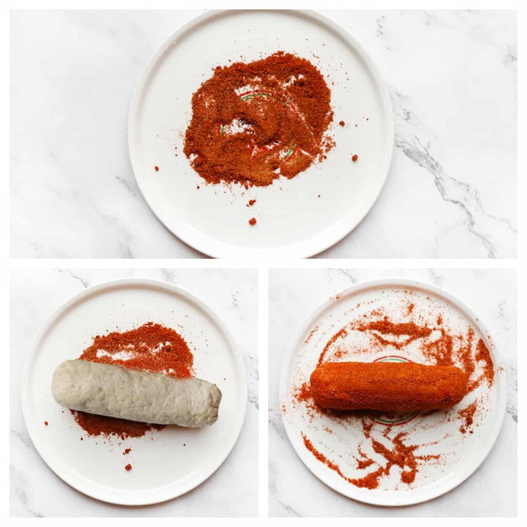 Doe de paprikapoeder samen met het korianderpoeder, zout, cayennepeper en zwarte peper in een bord. Meng goed. Haal de grillworsten door het kruidenmengsel.