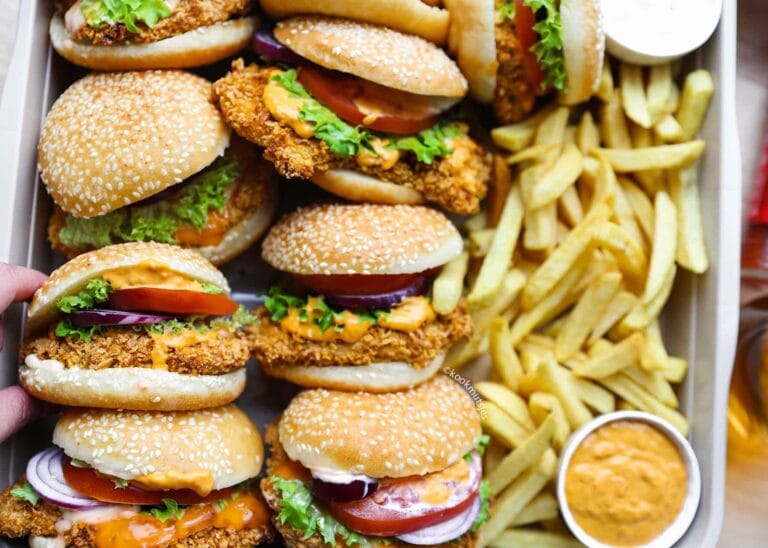 Gebakken Hamburgerbroodjes met Krokante Kipburgers