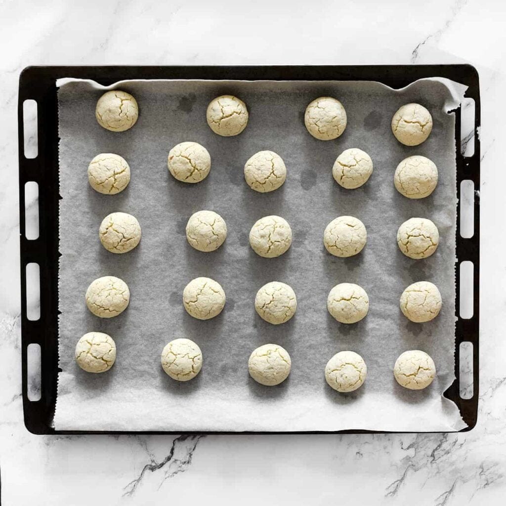 Plaats de ma&iuml;zena-pistachekoekjes in een voorverwarmde oven op 190 ℃ en bak ze 10-15 minuten. Houd de baktijd goed in de gaten, aangezien elke oven anders kan zijn. Laat de koekjes vervolgens volledig afkoelen.