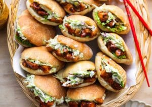 Plofbroodjes met Hete Kip en Salade Kookmutsjes