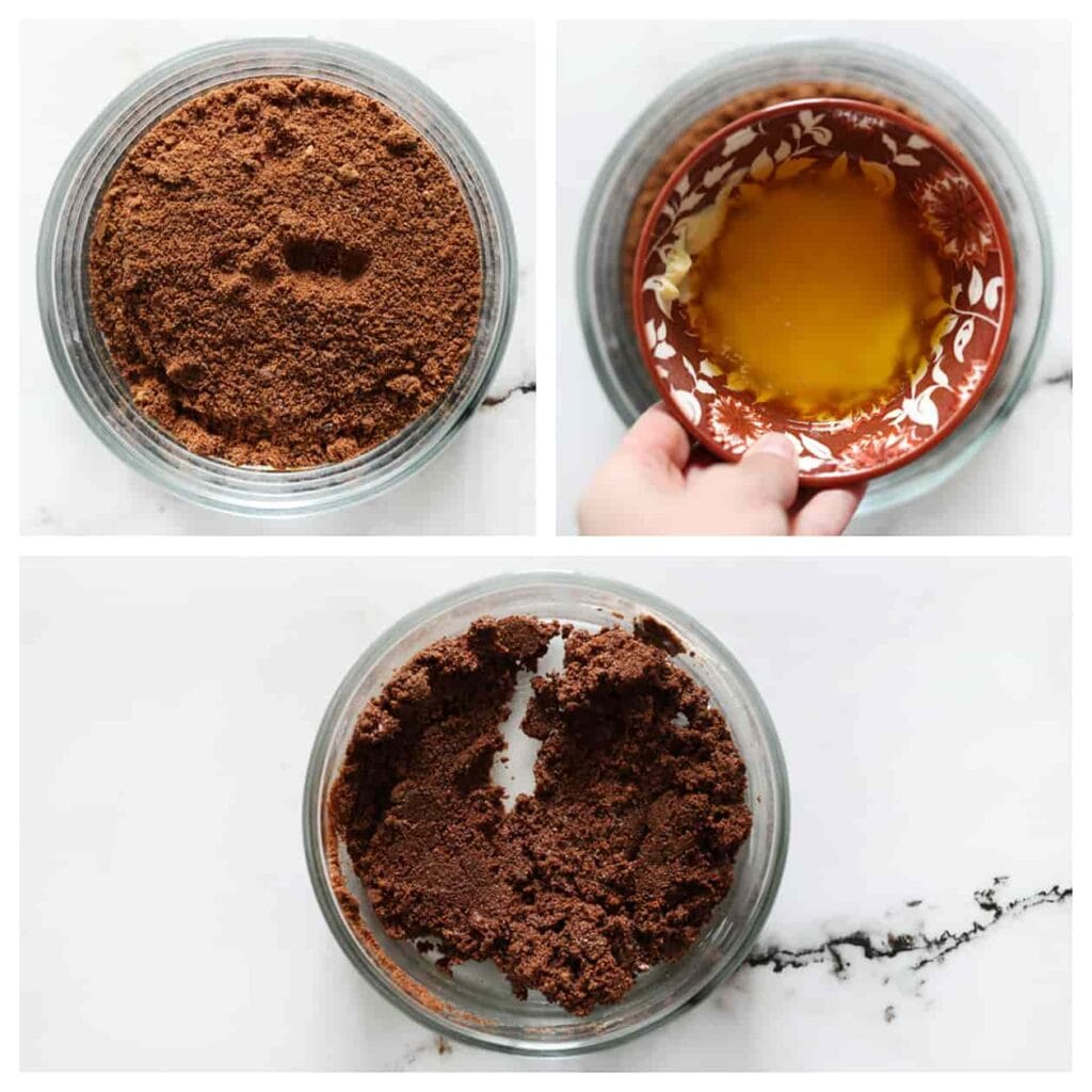 Doe de fijngemalen chocolate chip cookies in een grote kom en voeg de gesmolten roomboter toe. Meng alles goed door elkaar tot een samenhangend geheel.