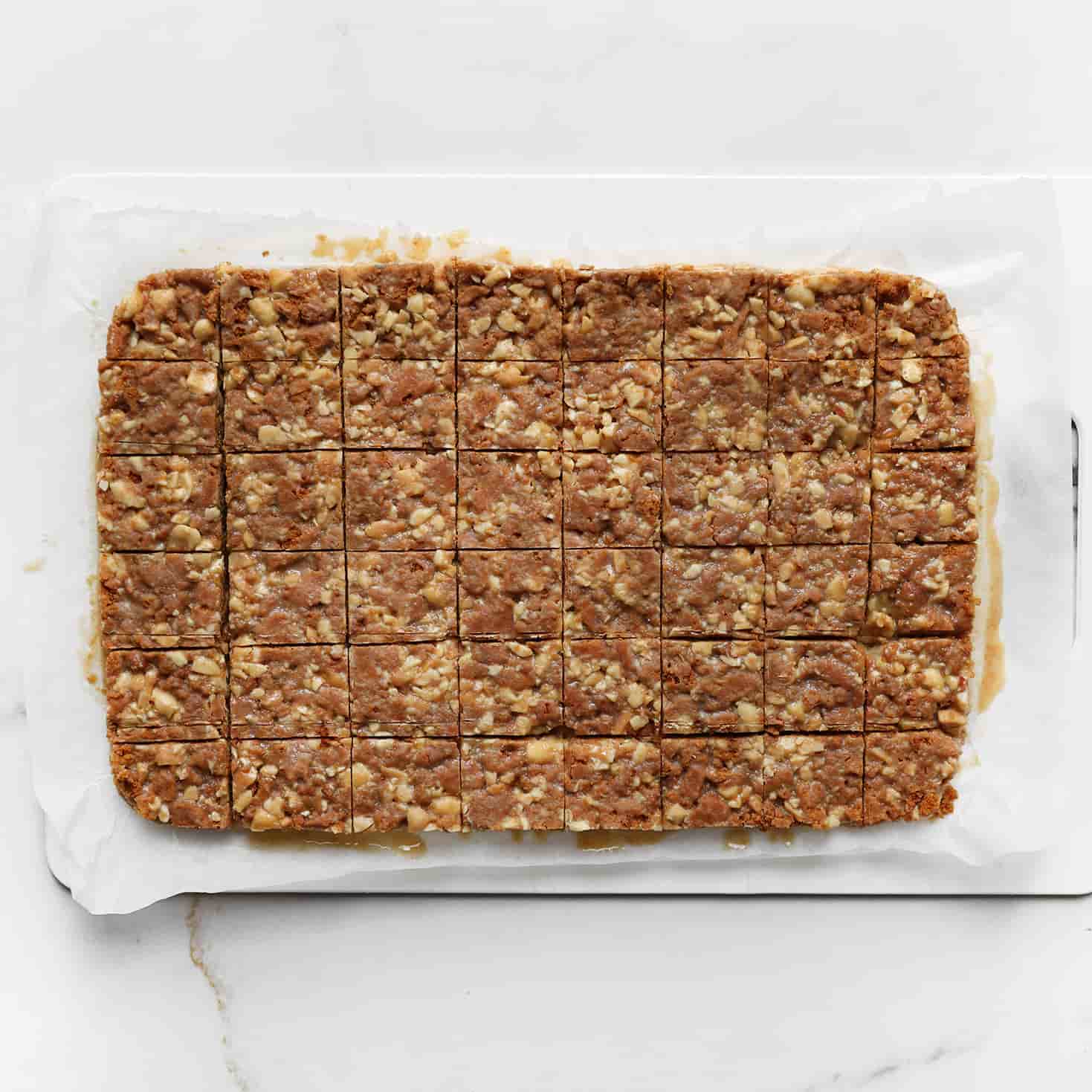 Koekjesdeeg in stukjes snijden