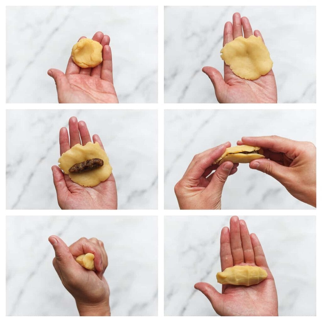 Neem een stukje van het koekjesdeeg (ongeveer 20 gram) en druk dit vervolgens plat. Leg er een dadelstaafje op en maak het dicht door het deeg eromheen te vouwen. Druk het geheel stevig aan met je handen.