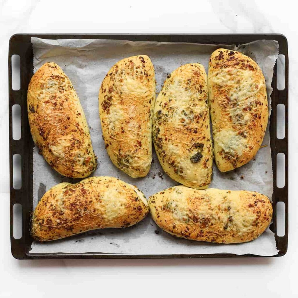 Verwarm de oven voor op 200 ℃. Bak de broodjes 10-15 minuten, of totdat ze mooi goudbruin zijn.