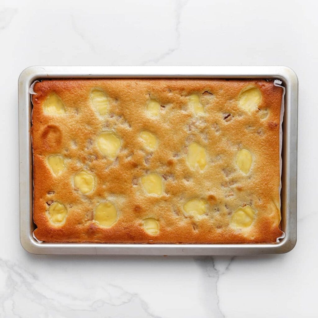 Zet de cake terug in de voorverwarmde oven op 175 &deg;C en bak nog eens 25-30 minuten, of tot de cake gaar is. Houd de baktijd goed in de gaten, want elke oven werkt anders. Laat de cake volledig afkoelen.