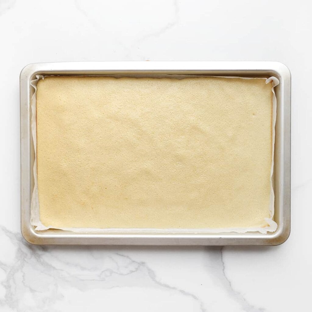 Giet 350 gram van het beslag in een met bakpapier beklede bakvorm. Zet de cake in een voorverwarmde oven op 175 ℃ en bak 8-10 minuten.