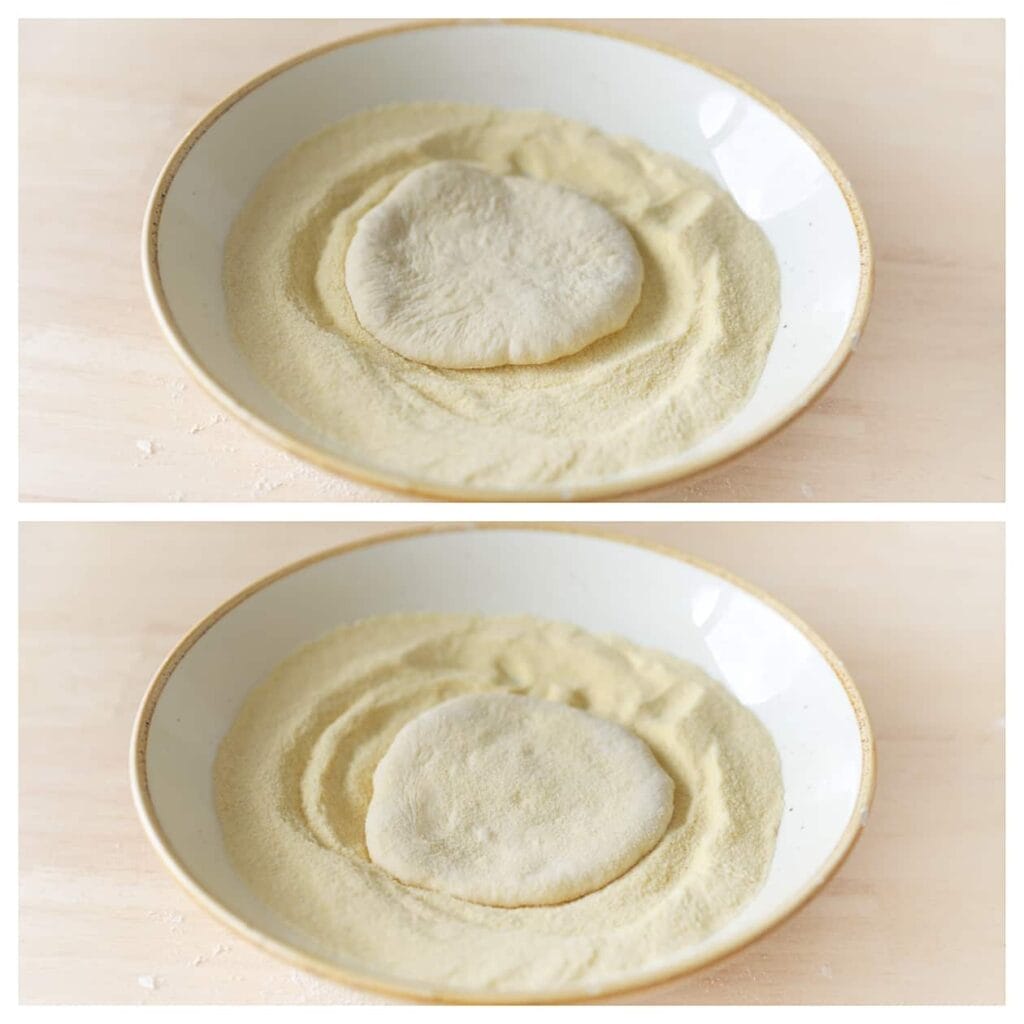 Haal het deeg aan beide zijden door de fijne griesmeel. Leg het deeg op een vel bakpapier en laat het 30 minuten rijzen, of totdat het in omvang is verdubbeld.
