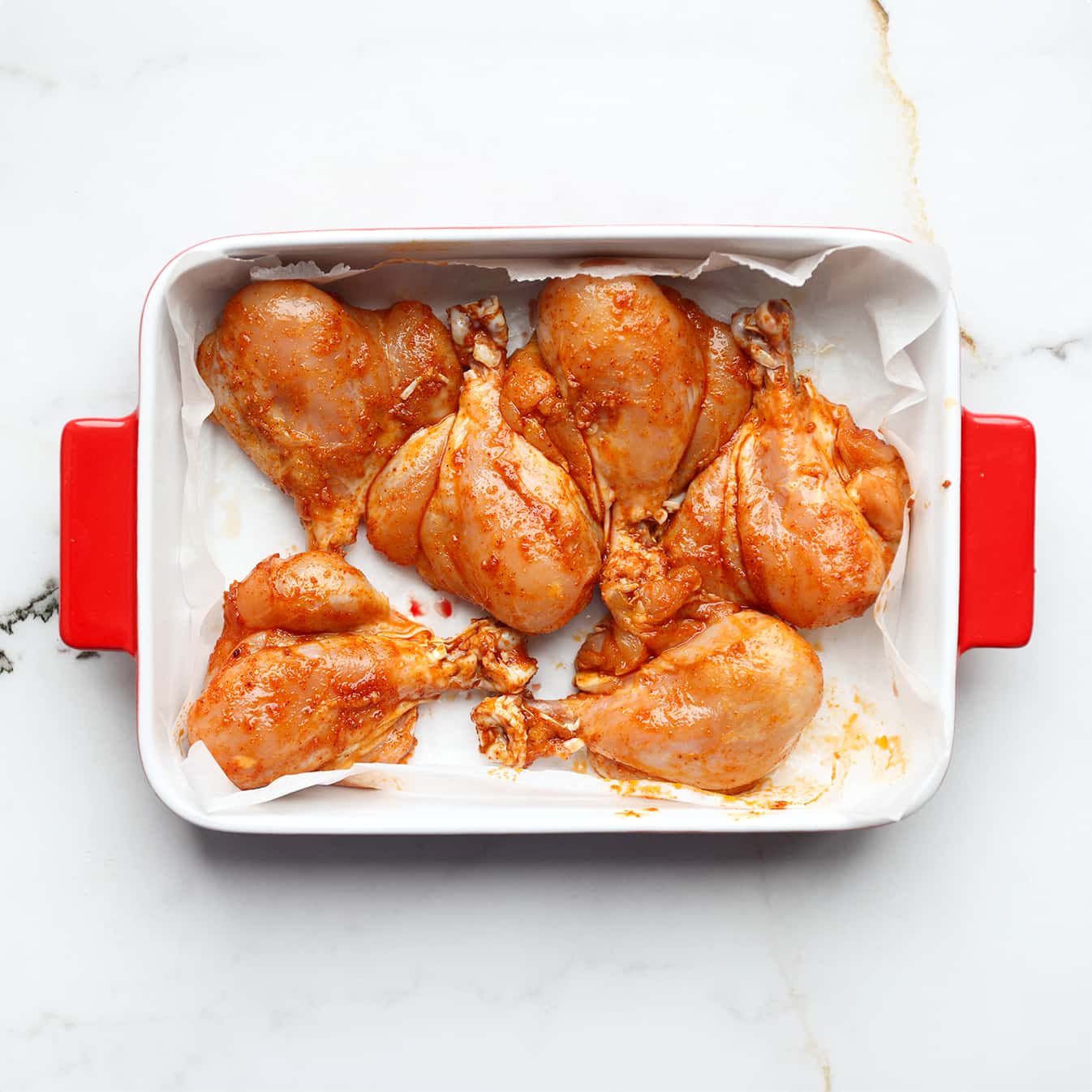 Kip bakken in de oven in een ovenschaal