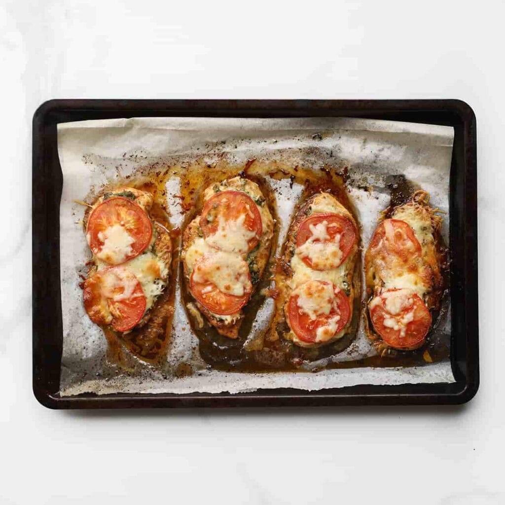 Zet de kip terug in de voorverwarmde oven op 200 ℃ en bak nog eens 10 minuten.