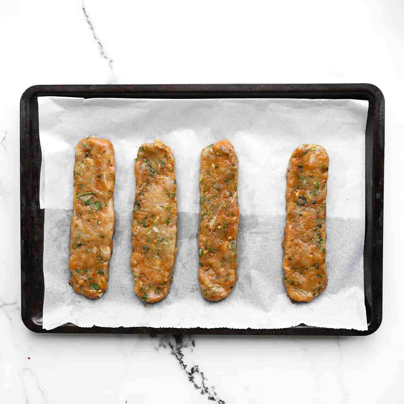 Kipgehakt vormen en op bakplaat leggen met bakpapier