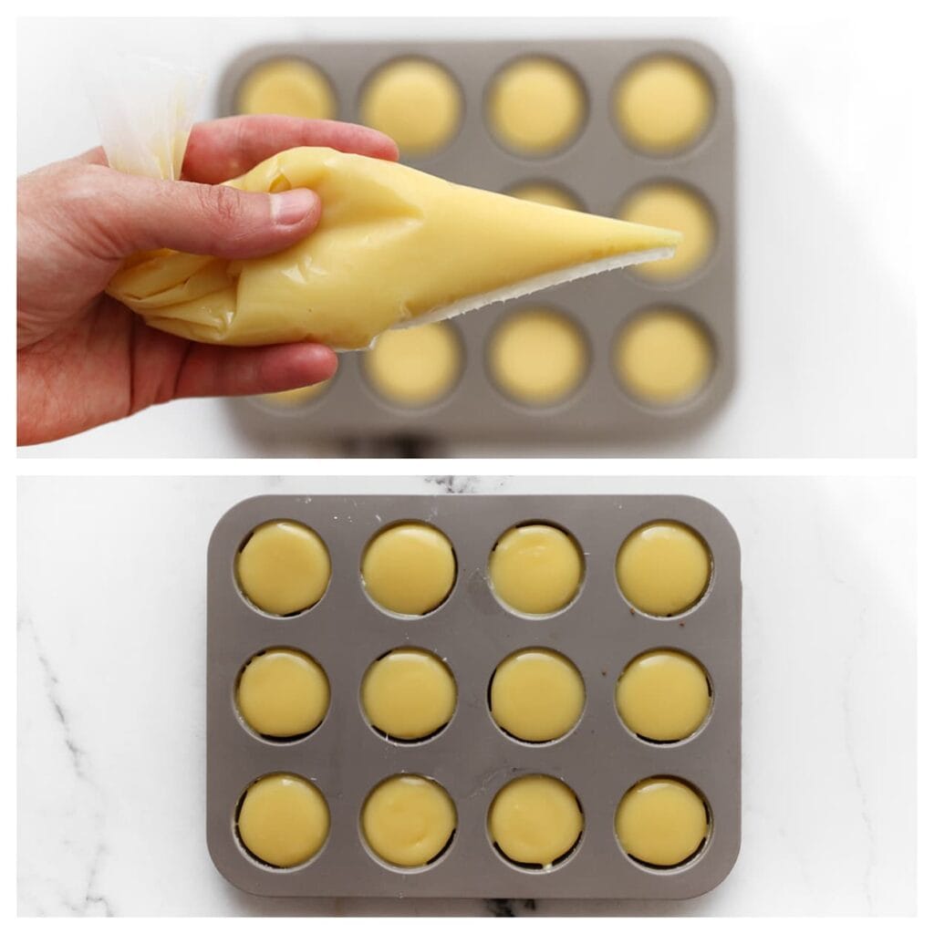 Giet de witte chocoladeganache over de mini cheesecakes en zet ze in de koelkast om stevig te worden.