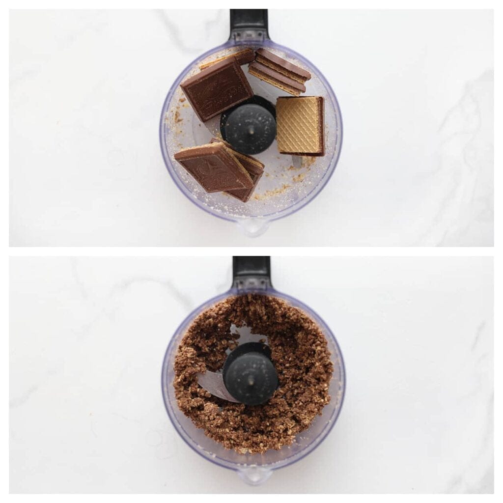 Maal de chocoladewafelkoekjes fijn in een hakmolen.