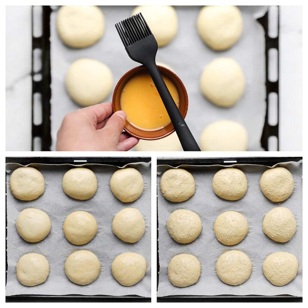 Wanneer het deeg is gerezen, bestrijk je de broodjes met een geklutst ei en garneer je ze met sesamzaad.