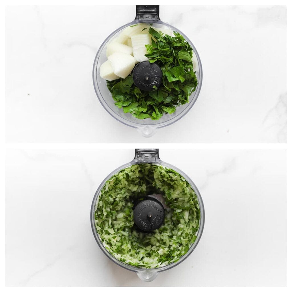 Pel en snijd een gele ui grof. Doe deze ui samen met de helft van de peterselie in een hakmolen en mix grof, niet te fijn.