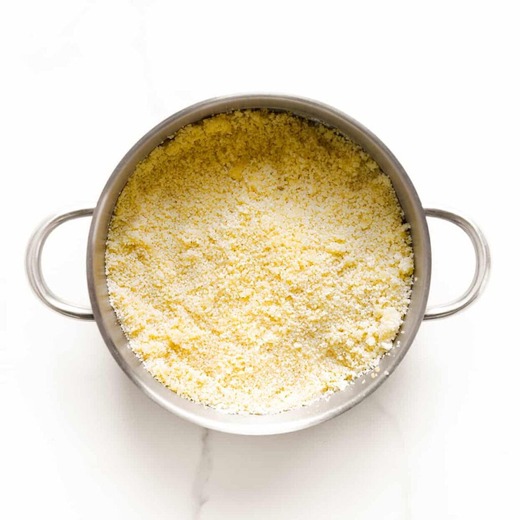 Doe de couscous opnieuw in het bovenste gedeelte van de couscouspan en leg er een theedoek over. Stoom nogmaals 15-20 minuten.