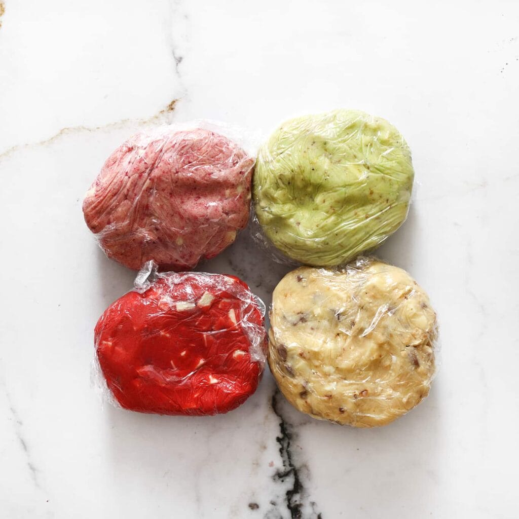 Wikkel elk stuk koekjesdeeg in huishoudfolie en laat het even rusten in de koelkast.