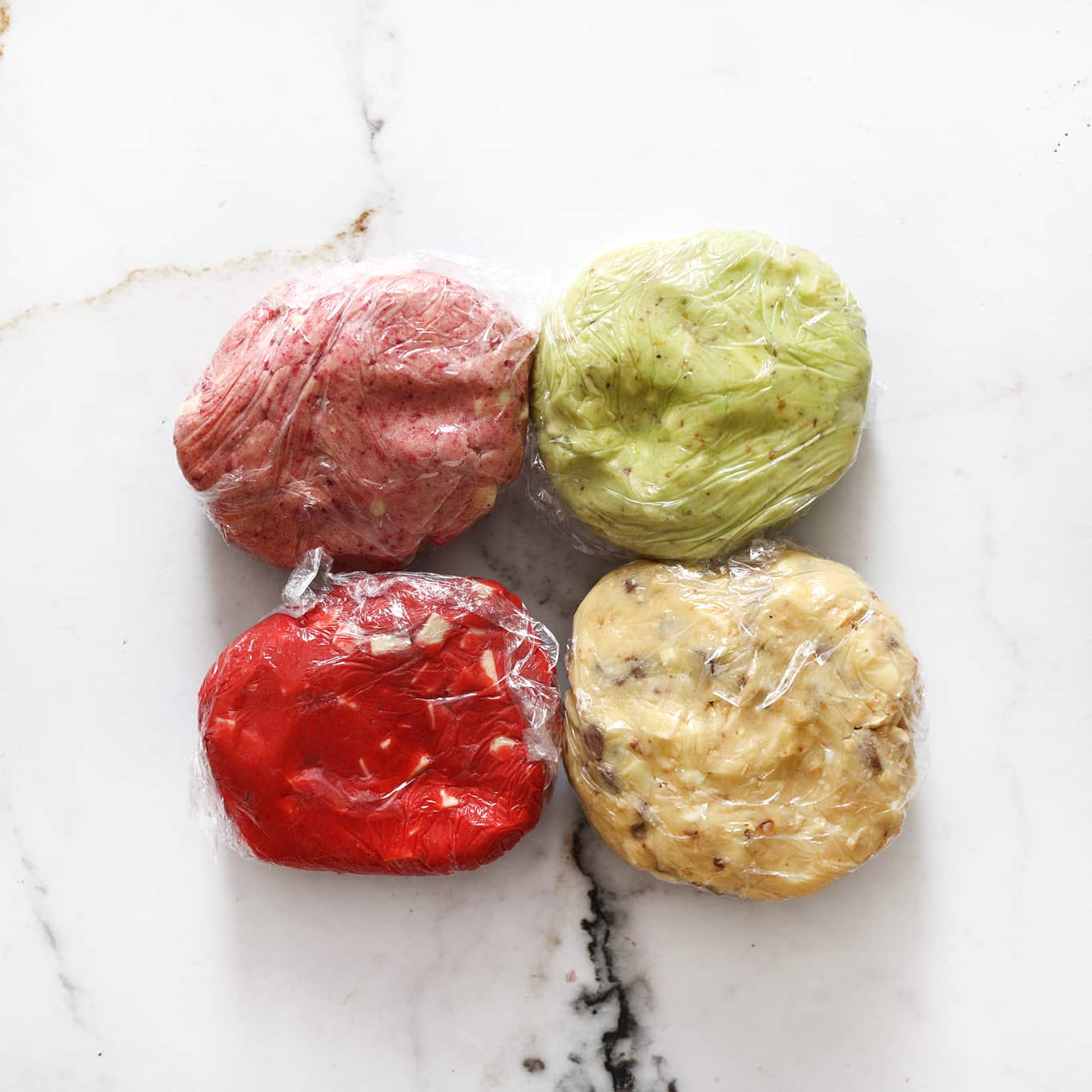 Diverse koekjesdeeg wikkelen in huishoudfolie